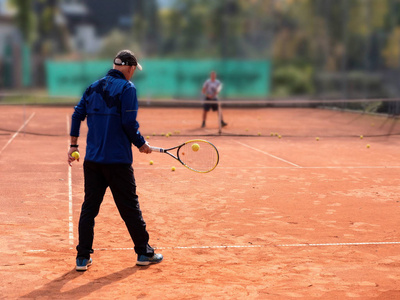 一个人在球场上的打网球