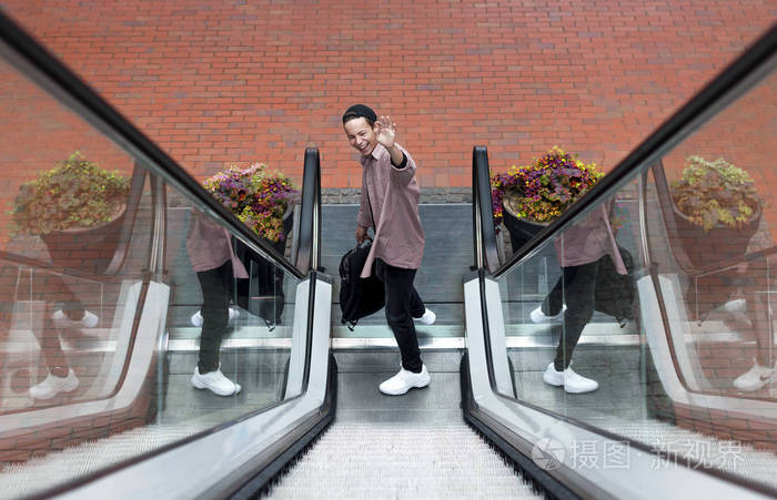 活泼开朗的年轻人在扶梯上下楼