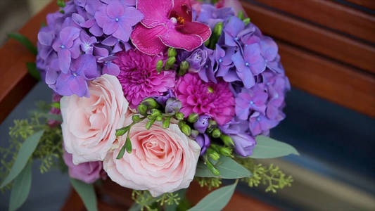 婚礼花束的玫瑰。新娘在婚礼上的花束。不同的花束。在更衣室凳子上美丽的粉红色和白色或红色玫瑰花束。玫瑰