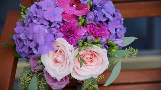 婚礼花束的玫瑰。新娘在婚礼上的花束。不同的花束。在更衣室凳子上美丽的粉红色和白色或红色玫瑰花束。玫瑰