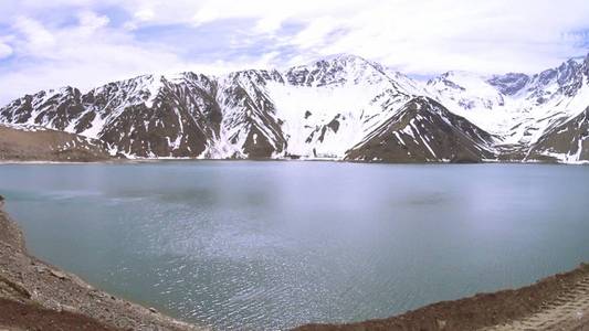 山雪与智利圣地亚哥的咸水湖的景观