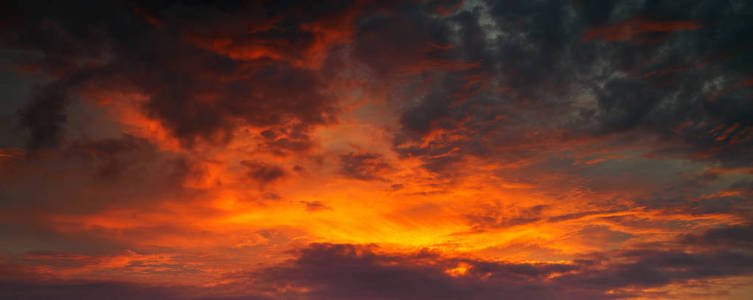 日落之间红色和金色天空的全景照片