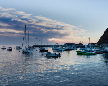 风景秀丽的海洋 岛屿日出 帆船 游艇 渔船在卡塔利娜岛港口湾景