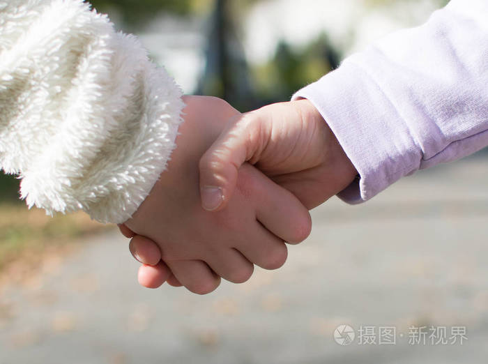 儿童握手照片-正版商用图片0zc60u-摄图新视界