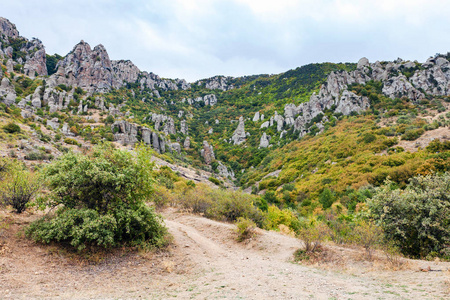 奇形怪状的岩石，在 Demerdzhi 山的视图