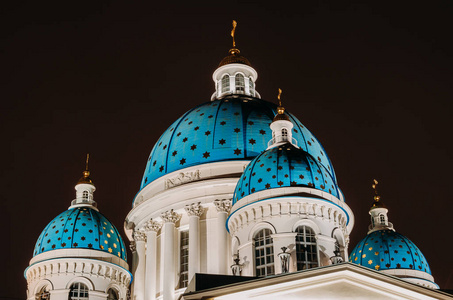 在圣彼得堡的 Troitsky 大教堂的明星夜视圆顶