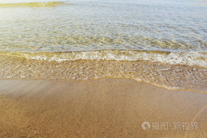 软波的蓝色的海洋，在沙滩上。背景。选择性的焦点