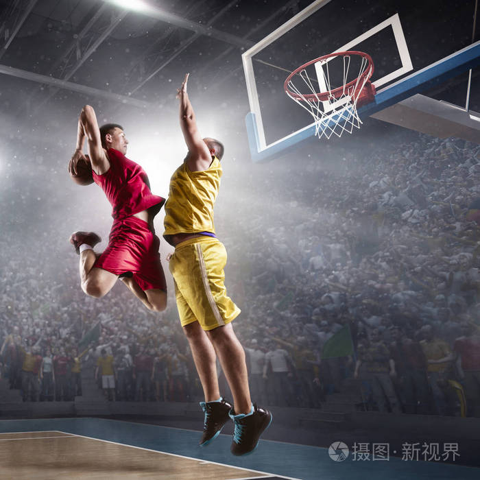 篮球运动员大专业舞台上的让满贯扣篮