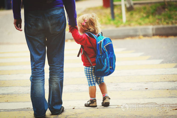 父亲和小女儿去学校或托儿所
