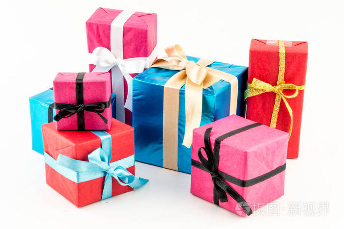 大堆花花绿绿包裹在白色背景上孤立的礼品盒.山的礼物.