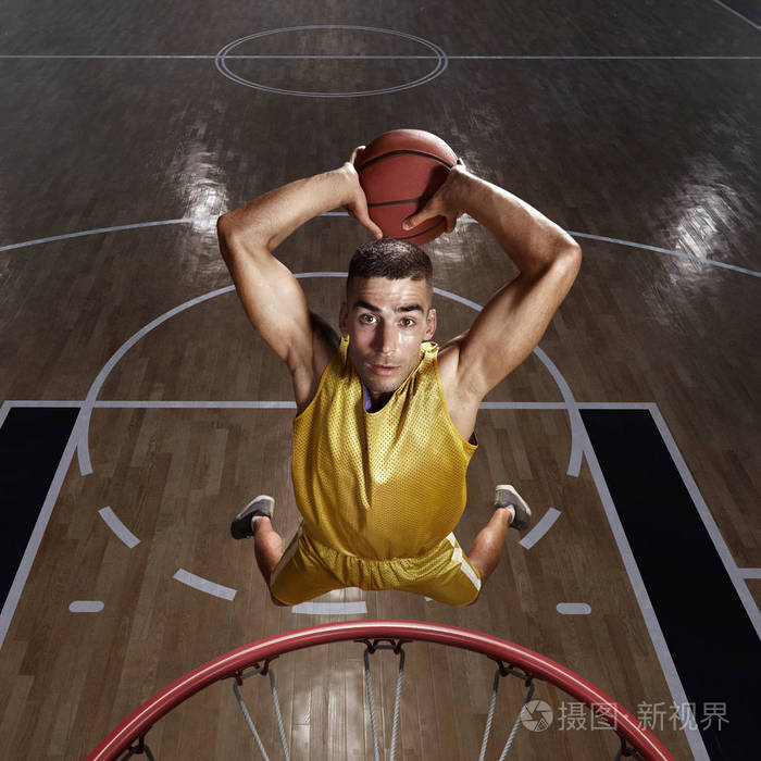 篮球运动员让满贯扣篮