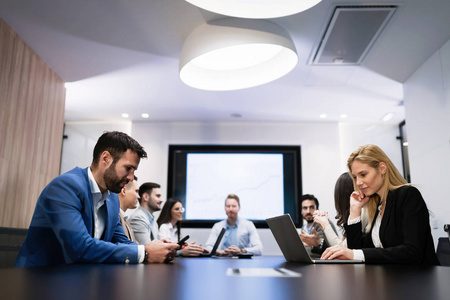 商人在会议室开会的图片照片