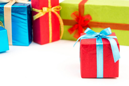 惊喜在礼品盒大堆花花绿绿包裹在白色背景上孤立的礼品盒.山的礼物.
