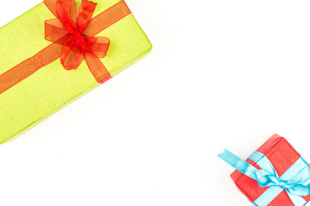 大堆花花绿绿包裹在白色背景上孤立的礼品盒。山的礼物。美丽的礼物盒，用压倒性的弓。圣诞惊喜图标。快乐的新年装饰，折扣，促销活动
