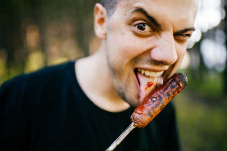 肉的情人.阴险的恶魔脸.烧伤与狂乱的眼睛.深度的提交.有趣照片