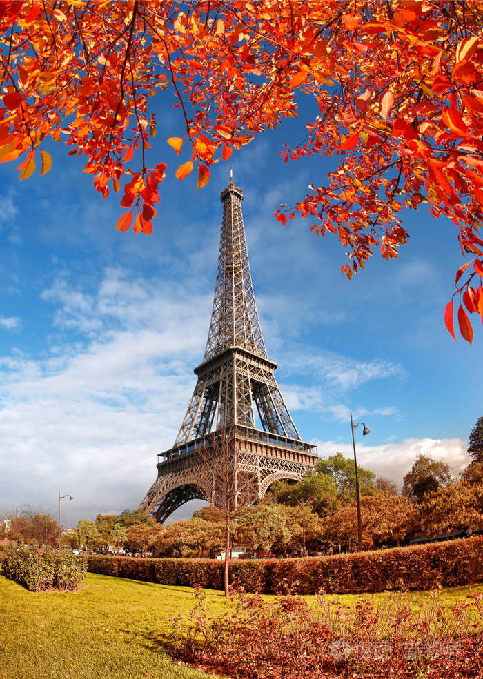 埃菲尔铁塔与秋天树叶在巴黎,法国照片-正版商用图片0zcdle-摄图新