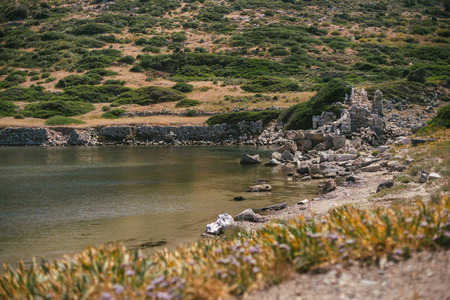 在 Knidos 古代城市的遗址。草原风景与古代遗址