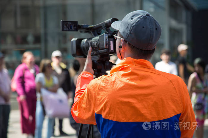 视频摄影师工作街户外专业摄像头