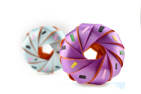 泰国甜甜圈用丝带折叠的硬币塑造多彩的甜甜圈隔离在白色背景的散点图