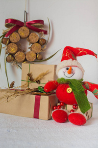 圣诞装饰品和礼品盒的背景。圣诞节和新年的概念