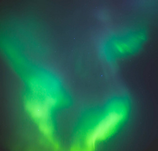 美丽的图画的大规模五彩绿色充满活力的北极光，极光，也知道作为北极光在夜空中在挪威，斯堪的那维亚