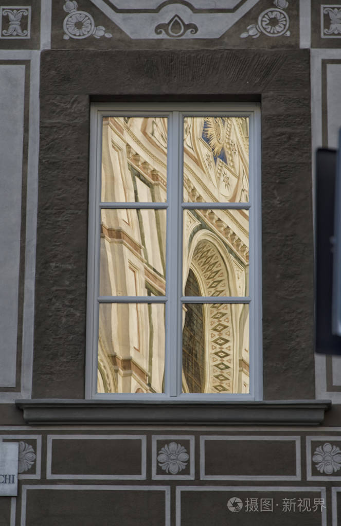 在窗户上倒影的教堂立面