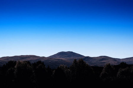 简单山山顶风景背景