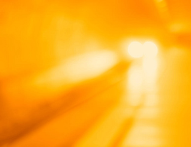 对角线地铁列车与橙色灯博克背景