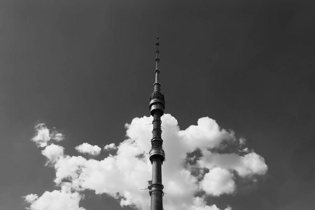 水平的黑和白色莫斯科电视塔背景
