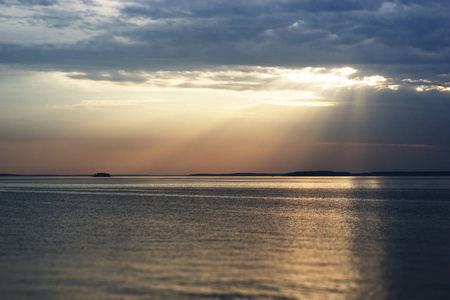 日落光线在海洋风景背景图片