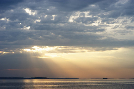 日落光线在海洋风景背景图片
