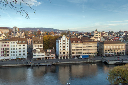 瑞士苏黎世2015 年 10 月 28 日 全景和反射的苏黎世市在利马河