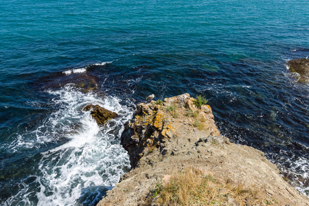 蓝色的海浪和岩石海岸。