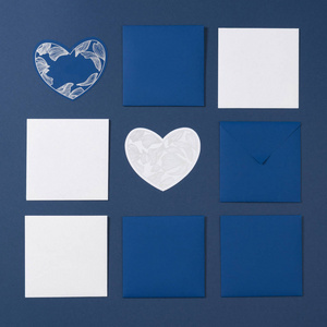 蓝色和灰色颜色模拟布局的文具，品牌识别的灰色和蓝色背景上的模板。为演示文稿和图形设计师的组合。信封，纸，心