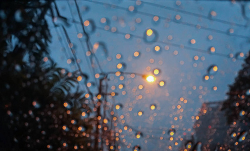 雨后在汽车挡风玻璃上的路灯雨水