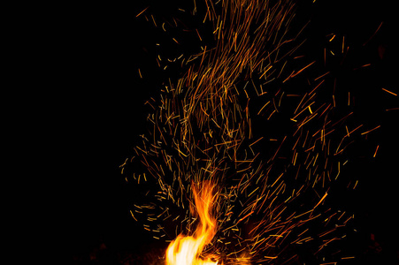 火火花和火焰在黑色背景上的议案。纹理和火山喷发