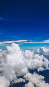 美丽的蓝天与云和飞机翼