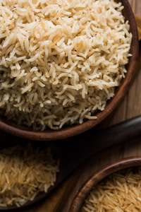 印度的棕色全麦印度香米的股票照片煮熟的大米及原料米饭，一碗。选择性的焦点