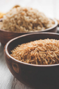 印度的棕色全麦印度香米的股票照片煮熟的大米及原料米饭，一碗。选择性的焦点