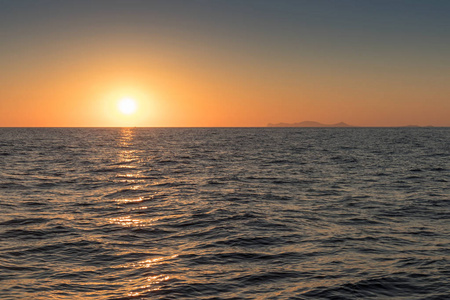 从海上可以看到美丽的日落。圣托里尼, 希腊