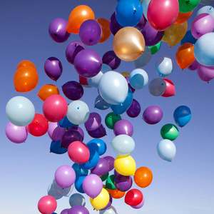 五颜六色的气球在天上飞方