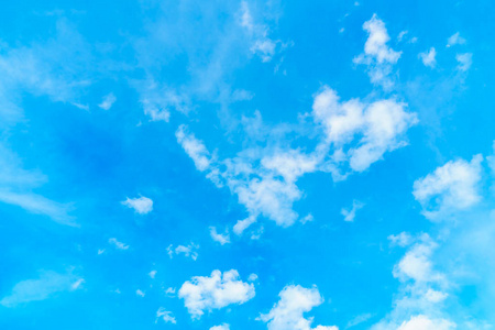 白云在蓝蓝的天空上