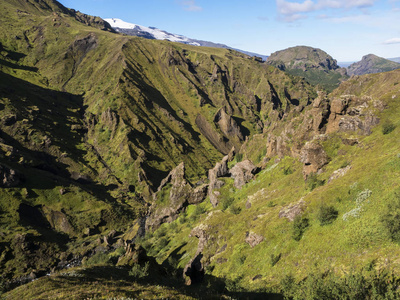 峡谷长亮绿色青苔在冰岛的山峦