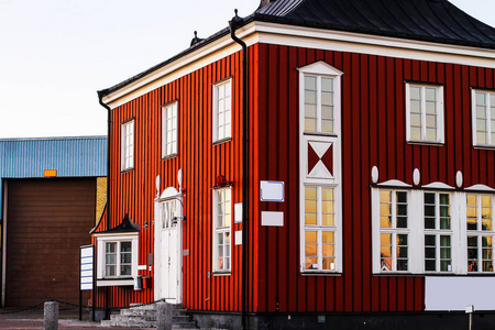 美丽的房子红木板瑞典漂亮的房子，在黎明时