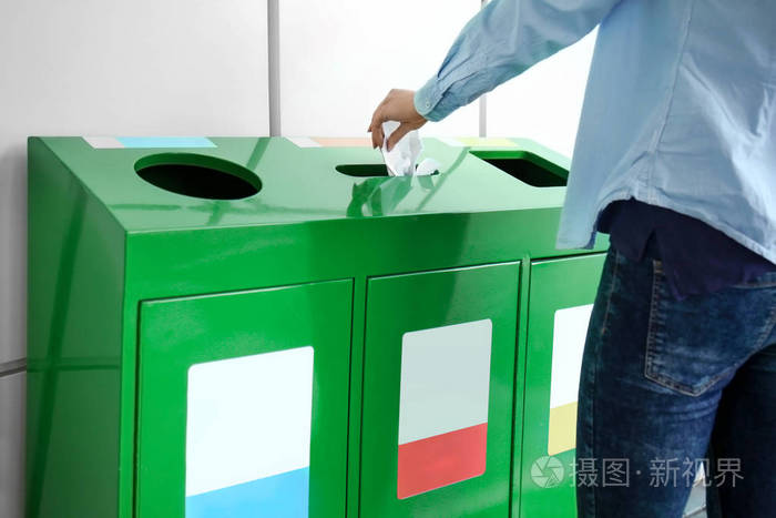 女子把纸扔进垃圾箱户外