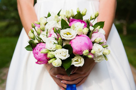 新娘举行她的花束