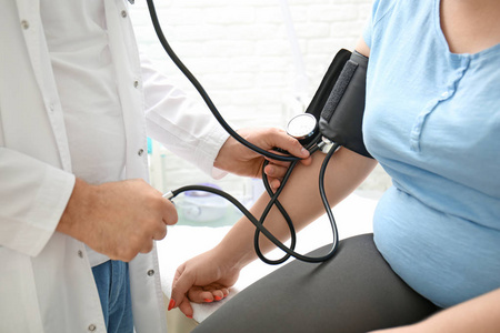 医生测量超重妇女血压
