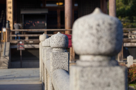 日本历史旧刻石桥梁护栏网在寺，京都，日本