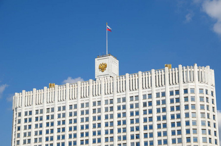 在莫斯科，俄罗斯联邦政府关于背景的蓝蓝的天空，俄罗斯的房子