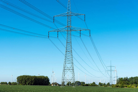 高压输电线铁塔和输电线路照片